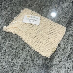 Exfoliating bath pocket